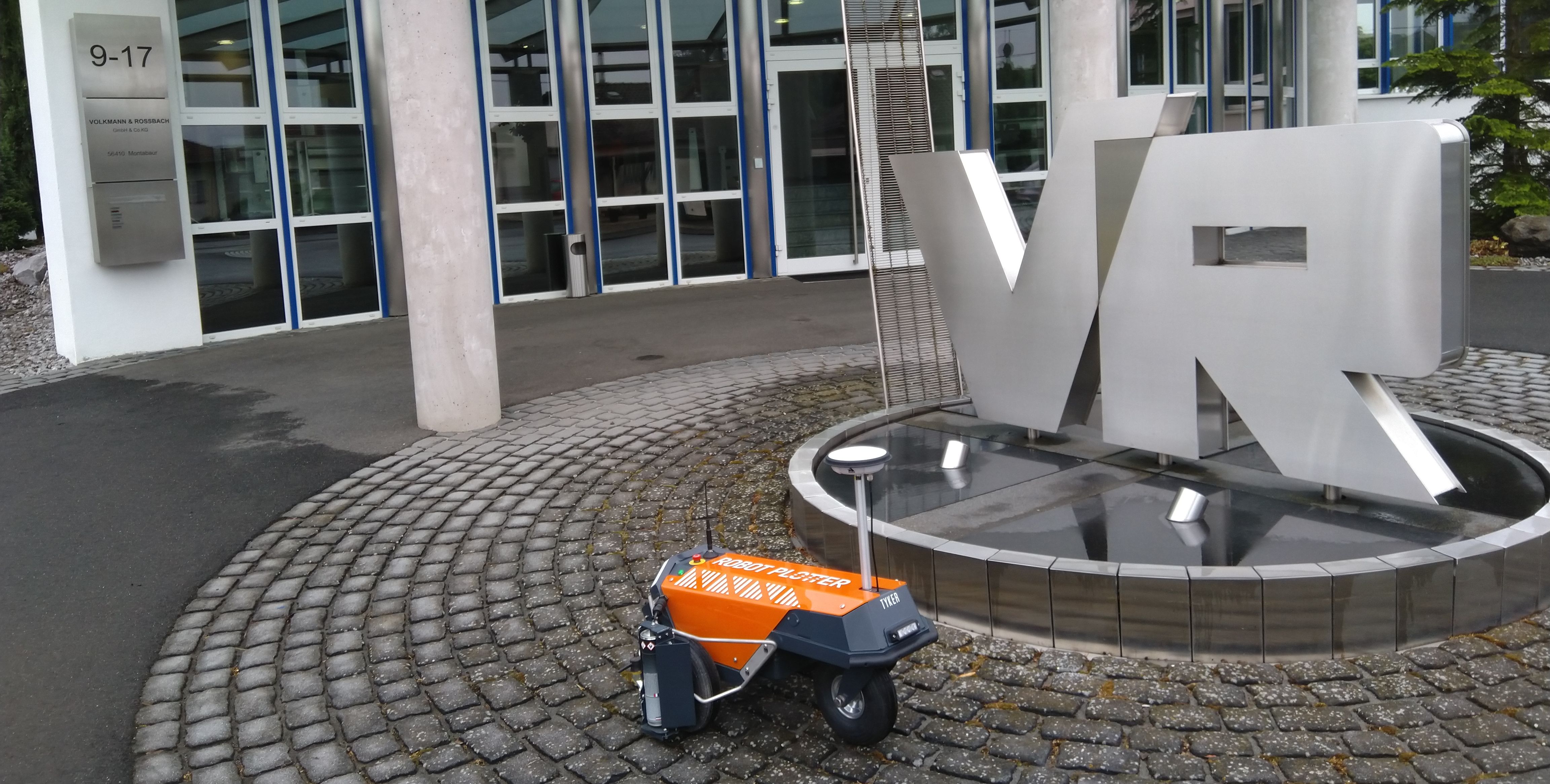 Robot Plotter überquert die Grenze nach Deutschland: Volkmann & Rossbach hat die Schaufel